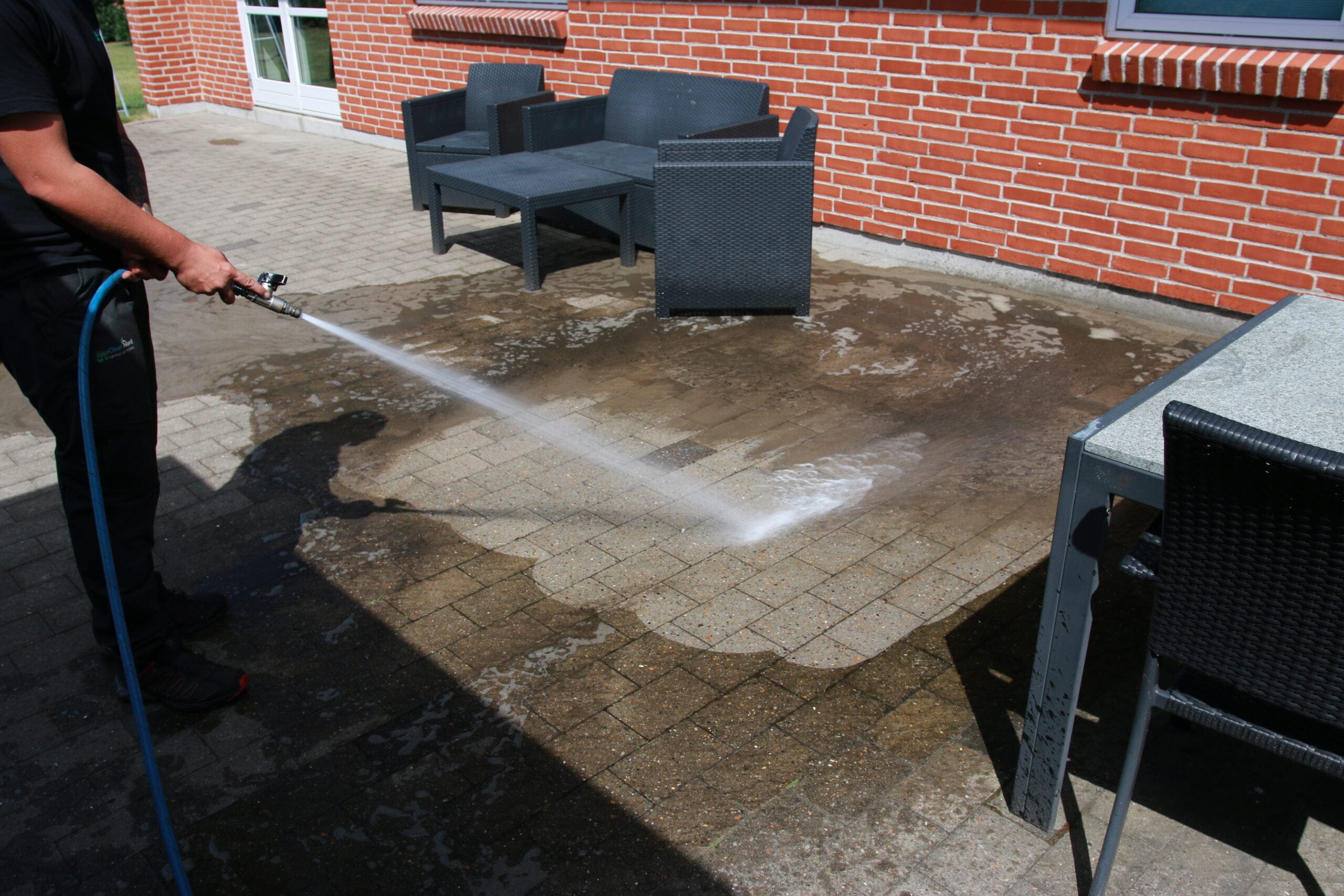 Rengøring af terrasse med højtryksrenser
